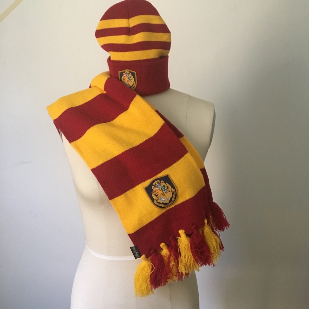 HOGWARTS HARRY POTTER HAT AND SCARF
